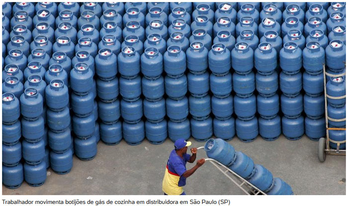 Trabalhador movimenta botijões de gás de cozinha em distribuidora em São Paulo (SP) Imagem: Caetano Barreira 