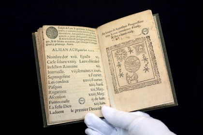 Uma edição do século 16 do livro de profecias de Nostradamus, apresentado na Livraria Municipal de Lyon, em França Fotografia © Robert Pratta - Reuters