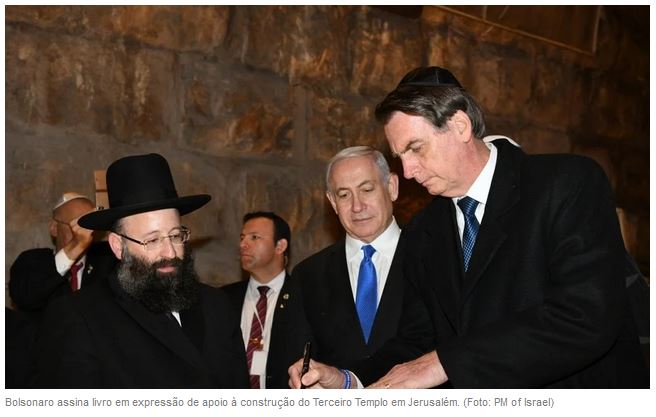 Bolsonaro assina livro em expresso de apoio  construo do Terceiro Templo em Jerusalm. (Foto: PM of Israel)