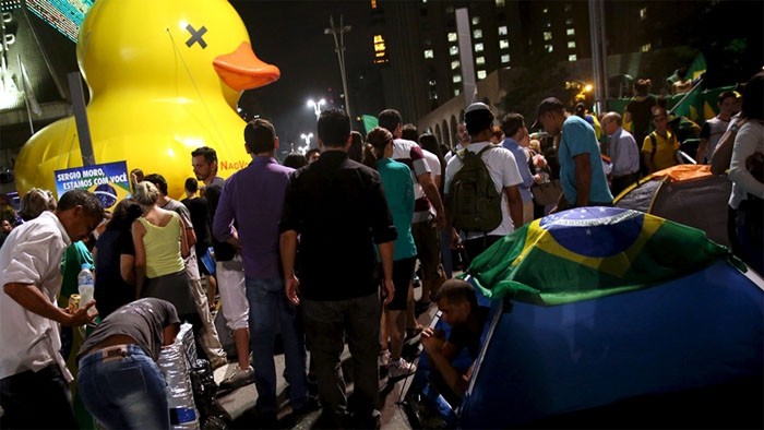 O pato amerelo gigante insuflvel "invadiu" as manifestaes no Brasil