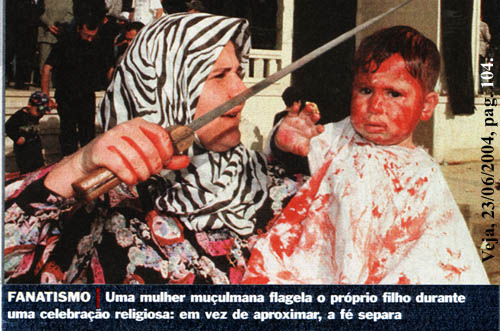 Uma mulher muulmana flagela o prprio filho durante uma celebrao religiosa
